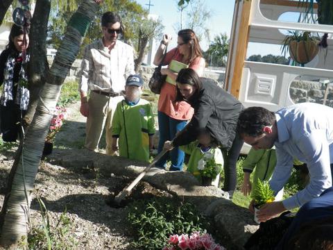 Fizemos uma iniciativa chamada Papás na horta em que os Pais vieram plantar flores à horta