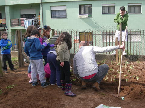 Construção da horta, com a orientação e participação de encarregados de Educação e família dos alunos, bem como da comunidade educativa.