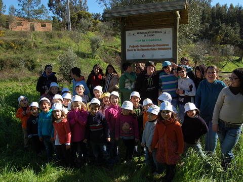 Grupo de alunos (pré-escolar e 6º ano) mais diretamente envolvidos no projeto.
A fotografia foi tirada à entrada dos terrenos da horta.