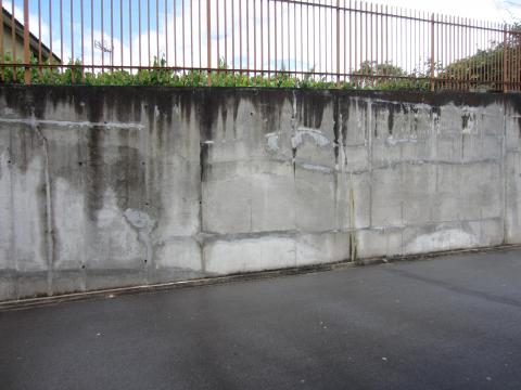 É uma parede de cimento sem qualquer interesse estético ou visual mas é um local de passagem obrigatória para os alunos.