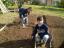 Os alunos, depois de limitarem os talhões com uma pequena cerca de madeira, preparavam a terra para a sementeira.
