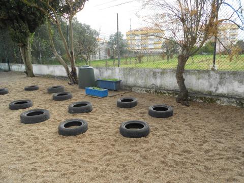 Os pneus que vão servir de base à nossa horta. Vamos enchê-los de terra e plantar algumas plantas.