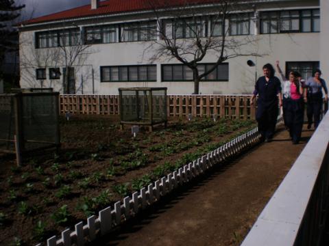 Vista parcial da horta e algumas alunas do curso de Produção Agrária à chegada para mais uma aula.