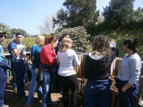 Visita da comunidade escolar à nossa horta pedagógica no dia Eco-Escolas.