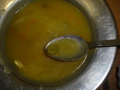 Chegou também à nossa mesa através desta deliciosa sopa de fava e cenoura!