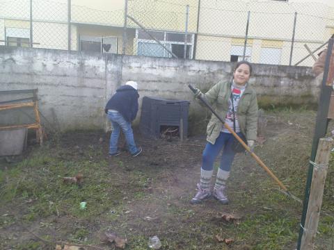 Limpeza da horta pelos alunos do clube de hortofruticultura.