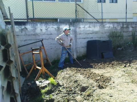 Tratamento do solo da horta pelos alunos do clube de hortofruticultura.