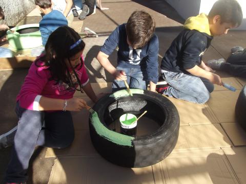Pintura dos pneus para o cantinho das aromáticas pelos alunos