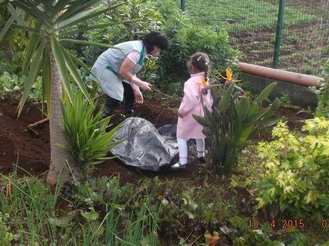 Plantamos as semilhas com a ajuda da nossa assistente educativa...