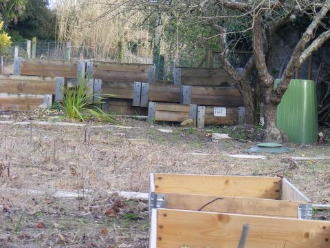 Construção de canteiros com caixas de madeiras reutlizadas, cedidas por Pais e familiares dos nossos alunos.
Realização de recolha de resíduos para compostagem, para posterior utilização na horta.