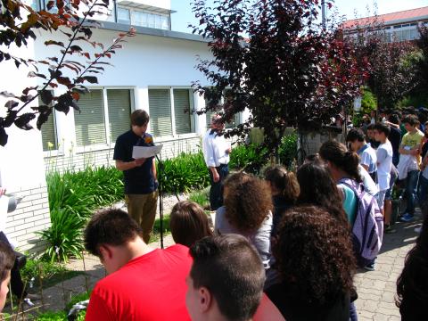 Leitura de um poema sobre o Espinafre, pelo responsável de alunos de Ensino Especial, que colaboram na gestão da horta vertical