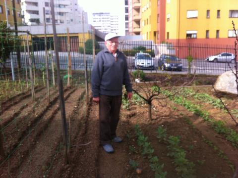 Sr. Joaquim Gomes, funcionário que orienta o trabalho na horta da escola