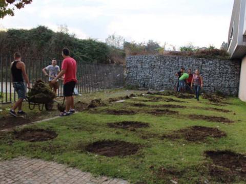 1-Este ano a EPATV criou no seu  espaço exterior um jardim de aromáticas.
A primeira tarefa foi preparar o solo para que as nossas aromáticas fossem bem recebidas.