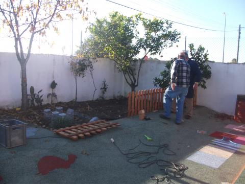 Instalação da cancela em redor da horta, por dois avôs. Esta cancela foi feita a partir de paletes oferecidas por uma das mães.