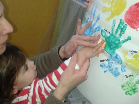 Os meninos da sala dos Ovinhos (Berçário) e da sala dos Pintainhos (1/2 anos) estiveram a pintar as suas mãos no futuro compostor da nossa horta.
