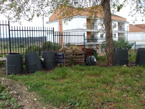 Compostores de resíduos orgânicos produzidos na cantina escolar e nos espaços verdes da Escola.