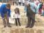 Professor orientador e aluno PIEF ajudam crianças do 1º ciclo a plantar couves