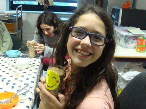 Os alunos do Clube das Ciências e do Conhecimento do Agrupamento de Escolas Dr. Azevedo Neves fizeram vasos criativos aos quais deram o nome de 