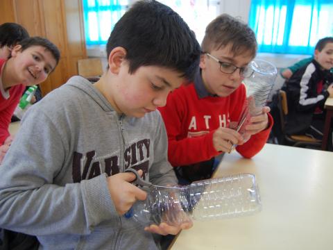 Construção de recipientes para sementeiras, utilizando garrafas de água.