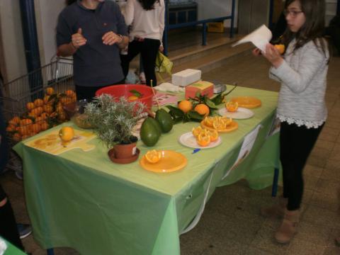 distribuição da fruta da escola aos alunos
