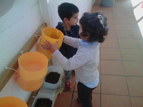 As crianças foram incentivadas a construir a horta, participando ativamente em todos os momentos.
