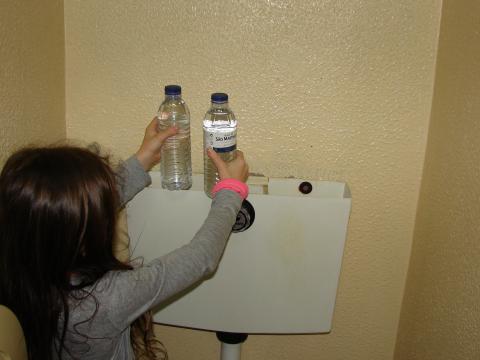 Colocação de garrafas no interior do autoclismo.
Reduzir o consumo de água passa por práticas muito simples.
