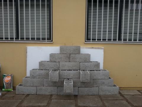 1. Jardim vertical construído com blocos de cimento empilhados e alternados. Atividade promovida pelo atelier Eco-escolas para receção dos novos alunos do 10º ano.