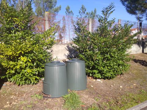 Recipientes utilizados para a compostagem, próximo da horta.