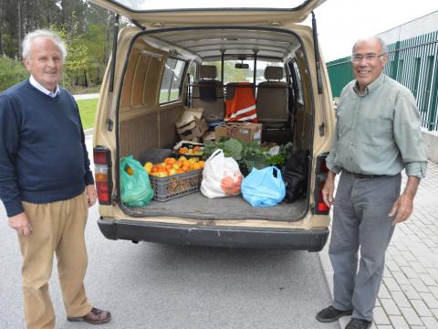 Entrega de produtos hortícolas e frutas à Conferência de S. Vicente Paulo de Ponte de Lima - Ao Serviço dos pobres.