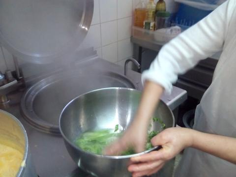 A colocar a hortaliça na sopa