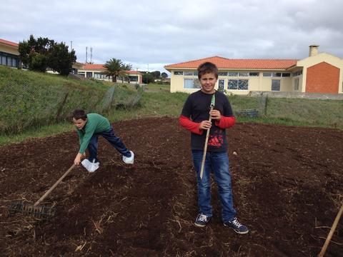 Preparação da horta para plantios, alunos do 5ºD