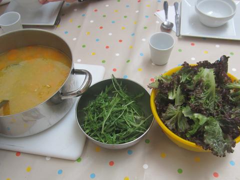 Sopa e salada para o almoço na casa pedagógica