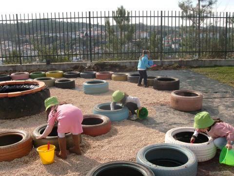 O terreno foi preparado e os pneus estão colocados em círculo, pintados e cheios de terra. Começou a azáfama de os encher de terra rica em húmus.