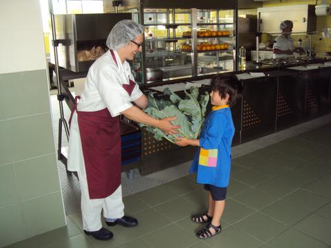Atividade que decorreu no refeitório da escola, utilização de legumes para confeção de uma sopa para o almoço desse dia.