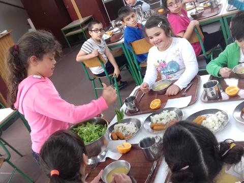Distribuição da salada, feita com as alfaces da horta, por todos os alunos da escola.