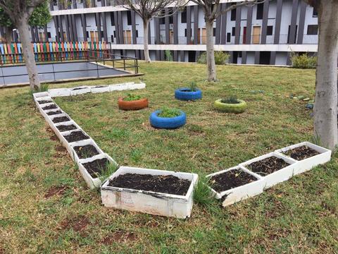 Pneus reutilizados e pintados onde deitamos a terra e plantamos as ervas aromáticas. Cada pneu corresponde a uma sala.
