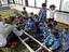 As crianças vão à horta com a educadora e divididos por grupinhos as crianças começam a plantar alguns legumes e plantas aromáticas nas caixas de esferovite.