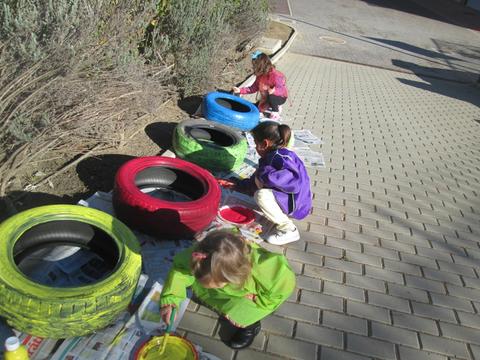 Tornámos a horta mais colorida aproveitando pneus usados.