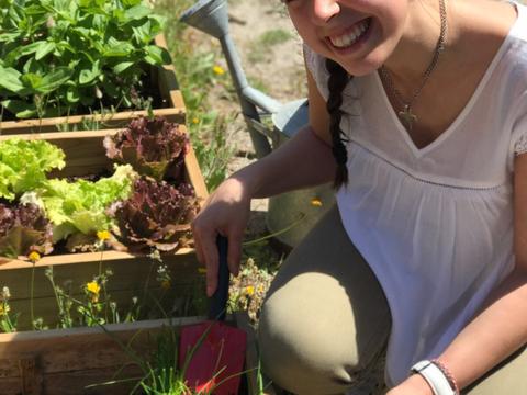 Uma das alunas do 12º ano, responsável por um projeto - BioBarbie  - em que, com produtos da horta, foram elaborados sabonetes