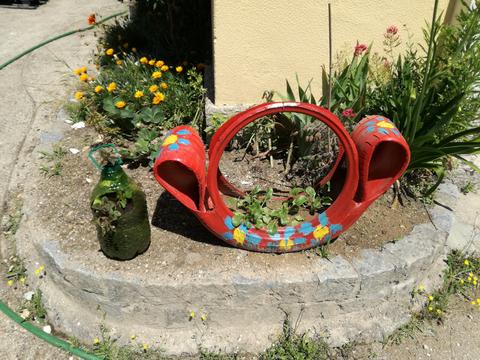 Plantações em cesta feita com pneus