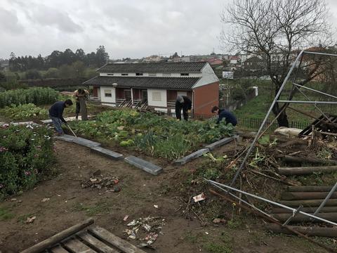 Reconstrução da estufa, danificada pelo temporal.