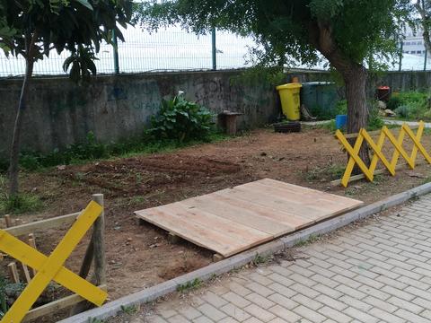 Demarcação das áreas e início da construção da casinha de madeira de suporte à horta.