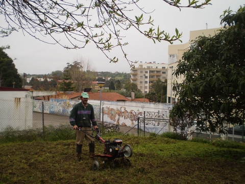 Preparação/ lavra do terreno contíguo à estufa com fim ao desenvolvimento e alargamento  da horta.