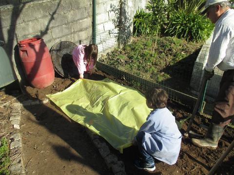 Cobrir o composto para posteriormente ser utilizado nas sementeiras e plantações da horta.