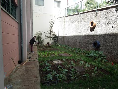 Alunos do Clube Eco trabalhando na Horta Bio da escola.