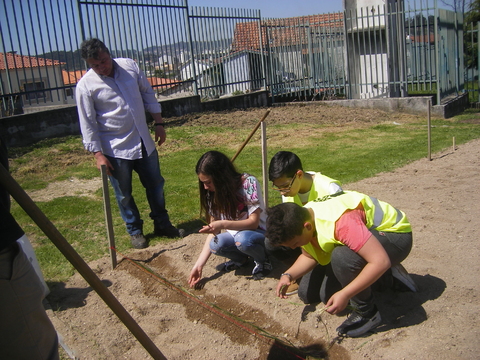 Participação de um Encarregado de Educação no projeto da Horta-Bio.
Plantar o cebolo!
Os nossos alunos Eco seguiram escrupulosamente as instruções dadas pelo Encarregado 
de Educação, Srº Joaquim Castro.