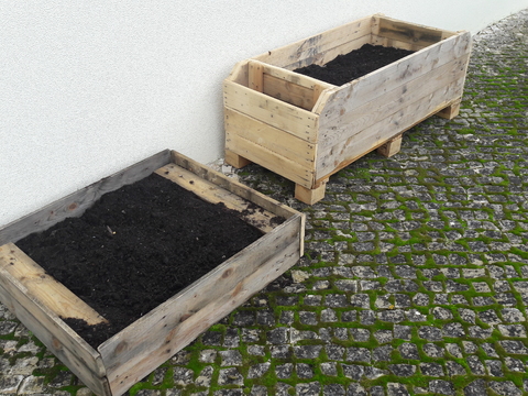 Construção de canteiros, de paletes, feitos com a ajuda de um avô, para dar início à nossa Horta.