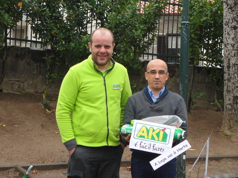 No princípio de março recebemos a visita do senhor José Rodrigues, simpático e eficiente representante da loja AKI de Guimarães. Nesta visita recebemos um kit inicial e foi delineado o plano de implementação da horta.