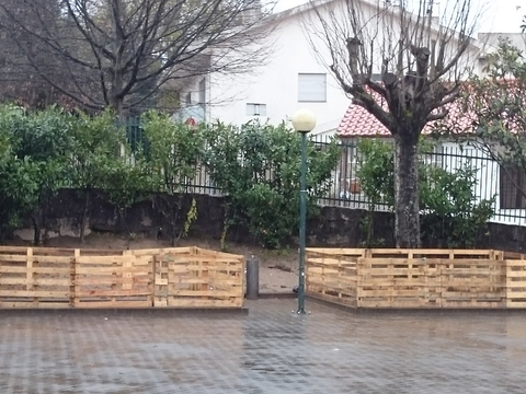 Está pronta! Agora falta vir o bom tempo para pintar a cerca e começar a plantar e semear os produtos. A nossa horta irá ter canteiros com plantas aromáticas, flores, legumes e leguminosas.