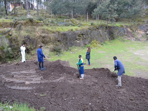 Preparando o terreno onde será a nossa nova horta bio